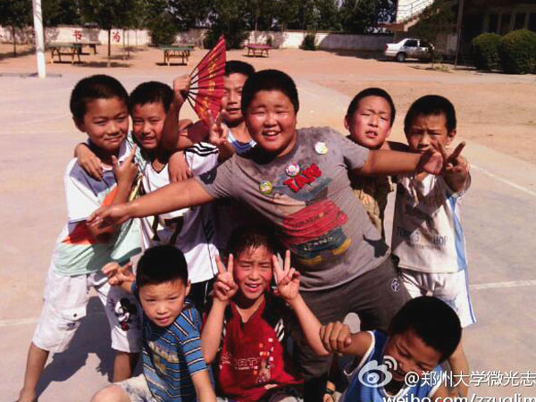 7��17�գ����ƻ����s�Q��������������ٿh�R��ƺ�l(xi��ng)��?j��ng)_С�W(xu��)��ȭ��С�(du��)�T����Ȼ�����ڵ��ž������������ڞ��������ݴ�W(xu��)��΢�⡱־Ը�߈F(tu��n)�(du��)�e�k�ĵ���ˇ�R������(zh��n)�䡣