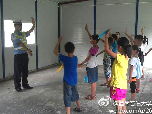 7��24�գ�����ʯ�ʹ�WУ��ӛ�߈F���Ű�֧��־Ը꠽o���ӂ�������һ�ò�һ�ӵ��I(y��)�w��n�����а������t(y��)�����ώ������죬�ƌW������ώ���N�I(y��)��꠆T��ϣ�������ӂ��ڸ����I(y��)�ώ�ָ���£��܌�δ����������Mϣ�����D�顰���������ڽ̌����ӂ���ָͨ�]�Ļ��A�քݡ�