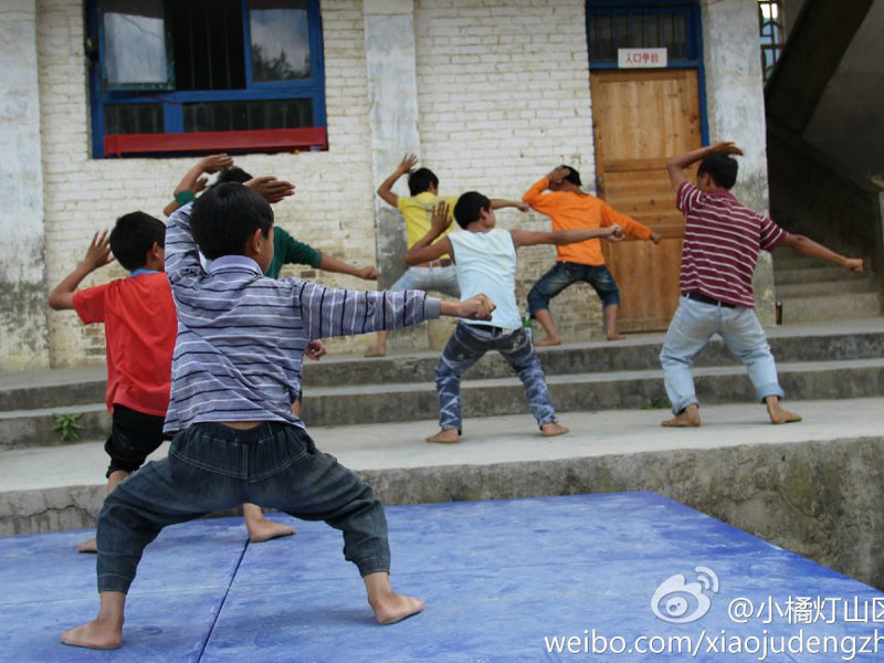 7��31�գ���С�ٟ���ɽ�^(q��)���W(xu��)����֧���(du��)��ǭ����ؑ�S�h�����l(xi��ng)����С�W(xu��)����20���֧�̻��(d��ng)�����Y(ji��)���������������ҵ�Ͷ�뵽����ˇ�R�ݵĜ�(zh��n)���A�����D�麢�ӂ�?c��)ڞ�R���u�����ž���