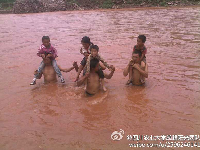 7��17�գ��Ĵ��r(n��ng)�I(y��)��W(xu��)����·ꖹ⡱�F(tu��n)�(du��)����������ɽ��ϲ�¿h�ɺӿ��(zh��n)�_չ֧�̻��(d��ng)���ɺӿ��(zh��n)��̎ƫƧ��ȫ��ĺ���ÿ�춼Ҫ���Ѓɂ�(g��)��С�r(sh��)�όW(xu��)��;����Ҫ���^һ�l30�׌��ĺ������D������W�����Ӷ��^�R����ĺ�����