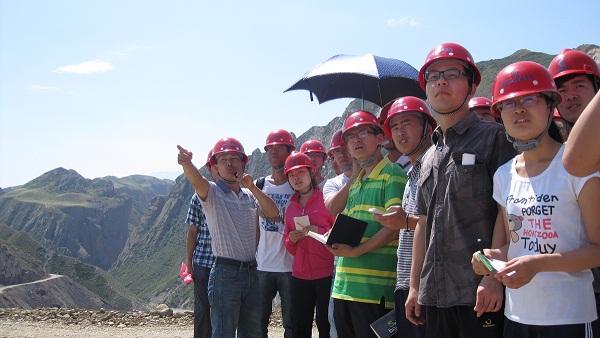 7��9����ʯ���Ӵ�W(xu��)��������顱�F(tu��n)�(du��)�ڶ���ǰ����˹����ˮ���м~��������(sh��)���{(di��o)�п�˹����ˮ���м~���̵ĵ��|(zh��)��r���D���(du��)�T��?c��)��J(r��n)�� ȡ�����ώ����v����