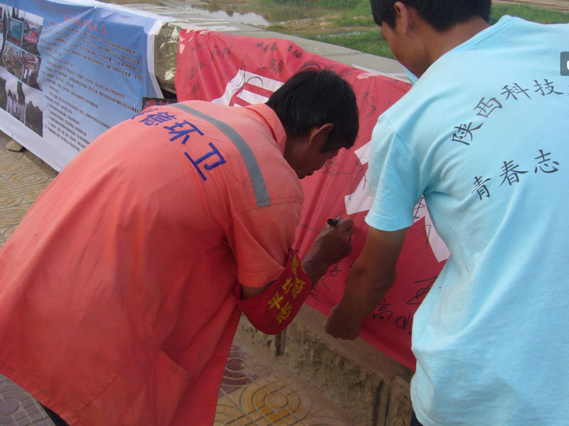 7��21��������Ƽ���W(xu��)���όW(xu��)Ժ��W(xu��)������F(tu��n)�(du��)�ڽ��¿hǧ�{��V��(ch��ng)�e�k��ͬo��ˮ�����o(h��)ĸ�H�ӡ����(d��ng)���D��һ���h(hu��n)�l(w��i)�����ڡ����o(h��)ĸ�H�ӡ��M���Ϻ���������