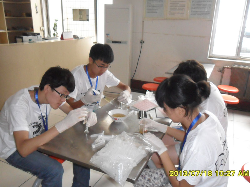 7��27�������ϴ�W(xu��)���YԴ�ɡ��������(hu��)��(sh��)�`���(du��)���_(d��)��һ��(g��)��(sh��)�`�ء����ĳ����(du��)�T���R��ͣ��ǰ����һ��(g��)ȡ���c(di��n)�M(j��n)��ȡ�ӹ������D���(du��)�T��?c��)ڌ?00ml�Ę�Ʒ�b�M(j��n)20��(g��)С������ԇ��ƿ����