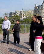 網(wǎng)友參觀晉陽湖　　晉陽湖項目原投資計劃為2.2億元，區(qū)域內(nèi)五座橋為景觀橋。為完善其功能，強化景觀提升效果，對部分項目進行了優(yōu)化、提升，包括將區(qū)域內(nèi)五座景觀橋改為市政橋并新增兩座市政橋。