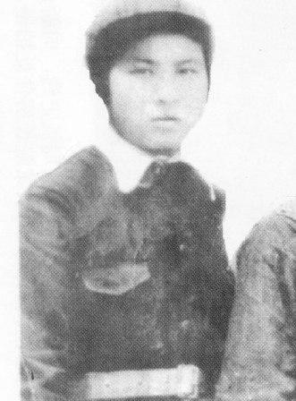 �������1920��10 �������F��ʡ���x�h����1938�꣬������c�M��ͬ�W(xu��)���Ӱ��M���Ї�������܊����W(xu��)�W(xu��)��(x��)�����I(y��)�󱻷ֵ�����2��У���l(w��i)�B��(d��ng)�ĕ������g��s�ؼ����Ї����a(ch��n)�h��1943��4��5 �����ձ��ۇ����x�����|�������ո���(j��)���M�С���ʎ�����������е���������D(zhu��n)��;���⵽��܊�ķ�������������ħ�ơ���Ѻ;�������v�����£���(f��)��ץס��(y��n)�̱ƹ���������ؑ����, �]����¶������������߳�ŭ����܊�������ؚ��ᚢ����