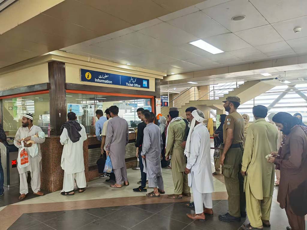 當(dāng)?shù)孛癖娫诶蠣柍染€地鐵里排隊購票。（人民網(wǎng)記者 石晶攝）