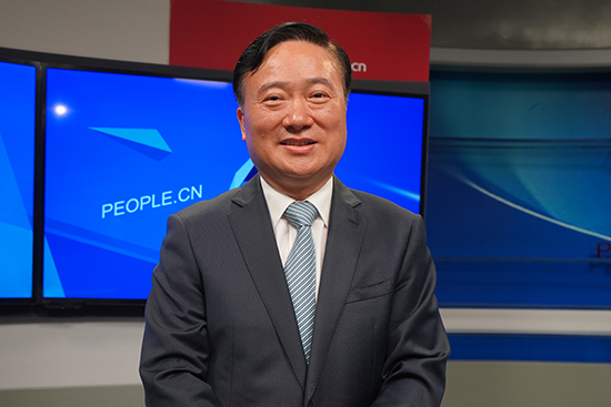 中國五礦集團有限公司黨組書記、董事長翁祖亮做客人民網。實習生趙晉杰攝