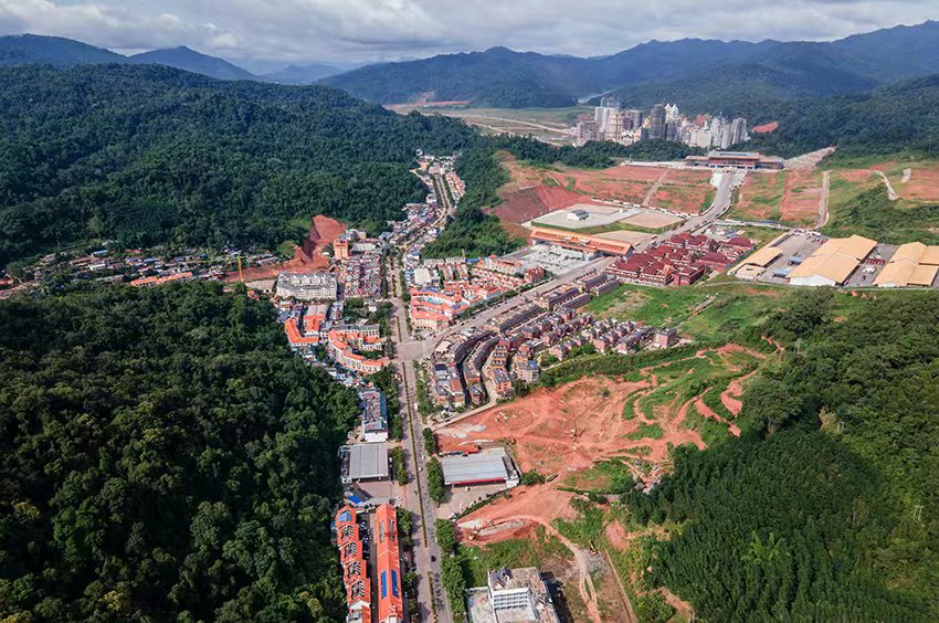 磨憨口岸俯瞰，右前方高層白色建筑群為老撾境內(nèi)。人民網(wǎng)記者 符皓攝