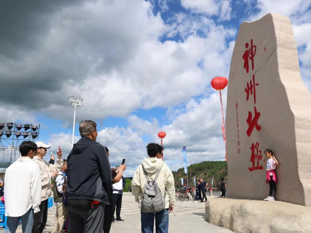 游客在漠河市地標(biāo)前打卡。新華社記者 徐凱鑫攝