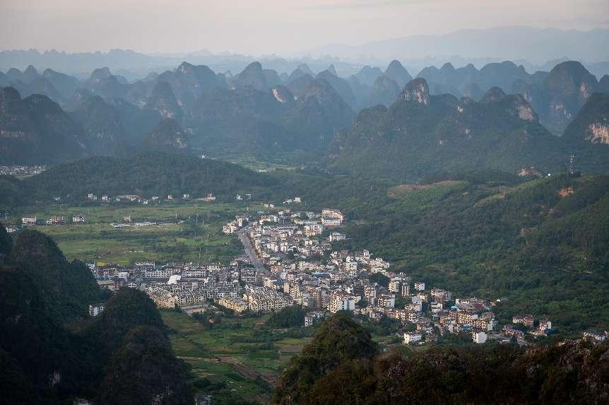 廣西層巒疊嶂，郁郁蔥蔥。 人民網(wǎng) 嚴立政攝