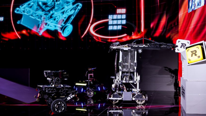 武漢工程大學(xué)大學(xué)生們帶來的機(jī)甲大師對(duì)抗比賽。主辦方供圖