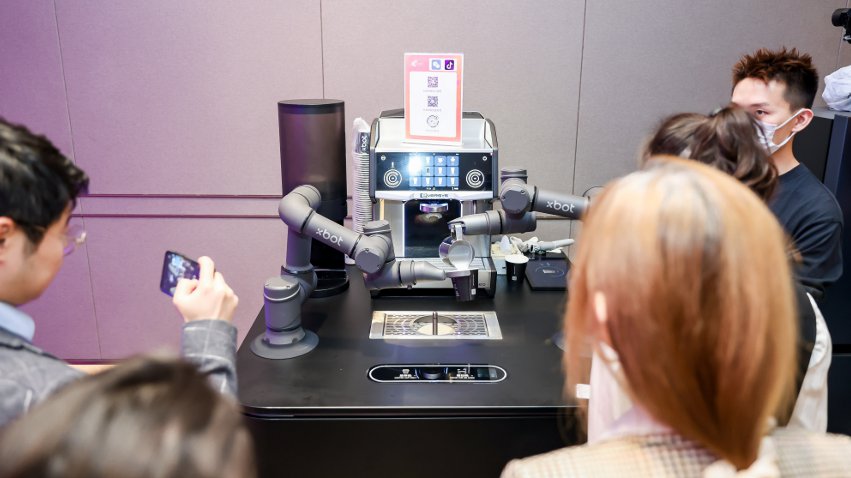 到場(chǎng)觀眾體驗(yàn)如影智能咖啡大師。主辦方供圖