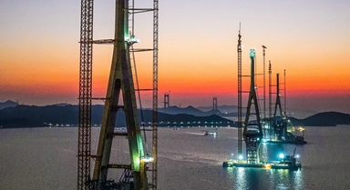 青龍門(mén)特大橋三座主塔全部封頂